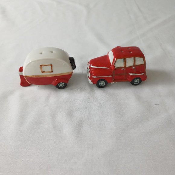NWT Ceramic Red Vehicle & Camping Trailer Salt & Pepper Set- - Picture 6 of 13